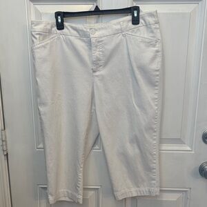 St. John's Bay White Capris